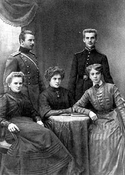 Справа налево: Маргарита Викторовна, Надежда Рафаиловна, Александра Николаевна, стоят - Николай Николаевич, Петр Николаевич