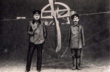  Нестеров с механиком Г. М. Нелидовым, с которым он совершил перелет из Киева в Гатчину
