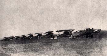  Русский истребительный авиционный отряд 1916, на крайнем правом самолете установлен синхронный пулемет, на третьем и пятым справа - для стрельбы поверх винта